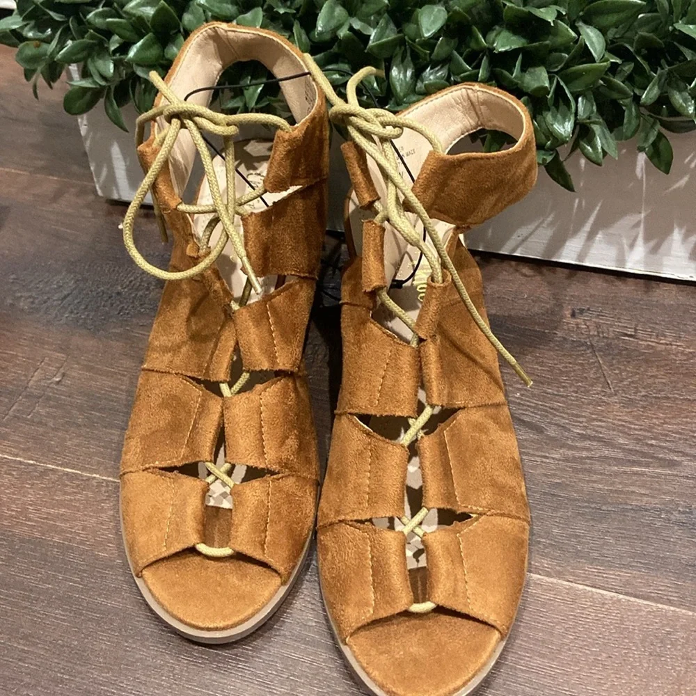 Chase + Chloe Tan Gladiator Tie Up Sandals with Block Heel Size 9 NWT